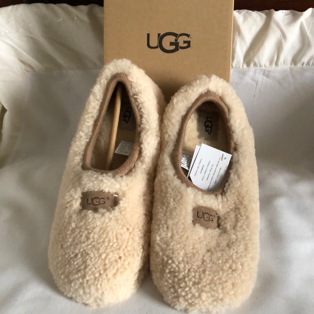 UGG women's slippers Size 10 New in box.